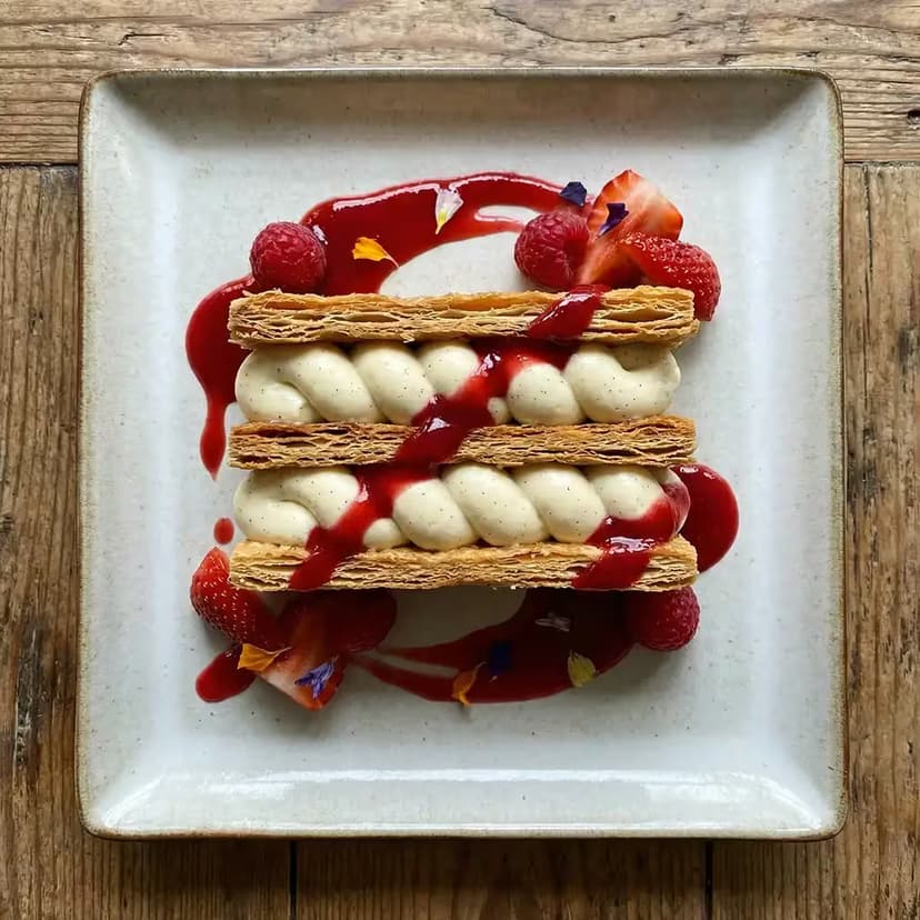 reinterpretazione del tiramisu classico con savoiardi al caffè e crema al mascarpone