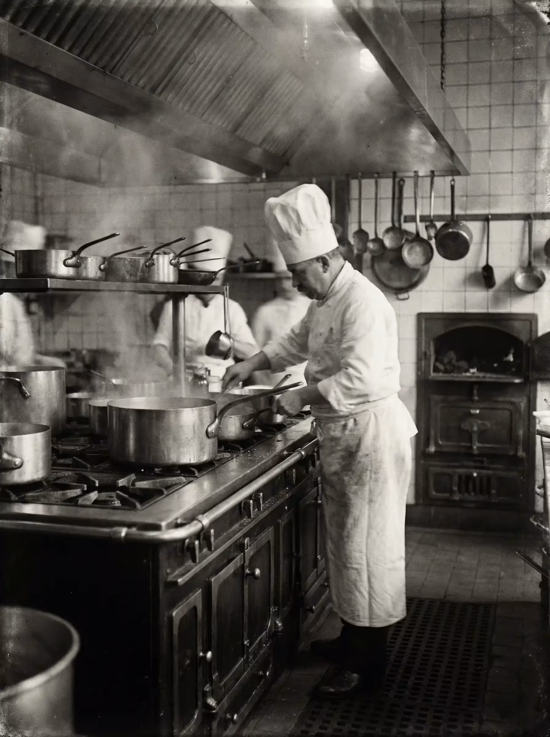 ritratto storico in stile documentario di uno chef al lavoro in cucina, con luce naturale e atmosfera d'epoca